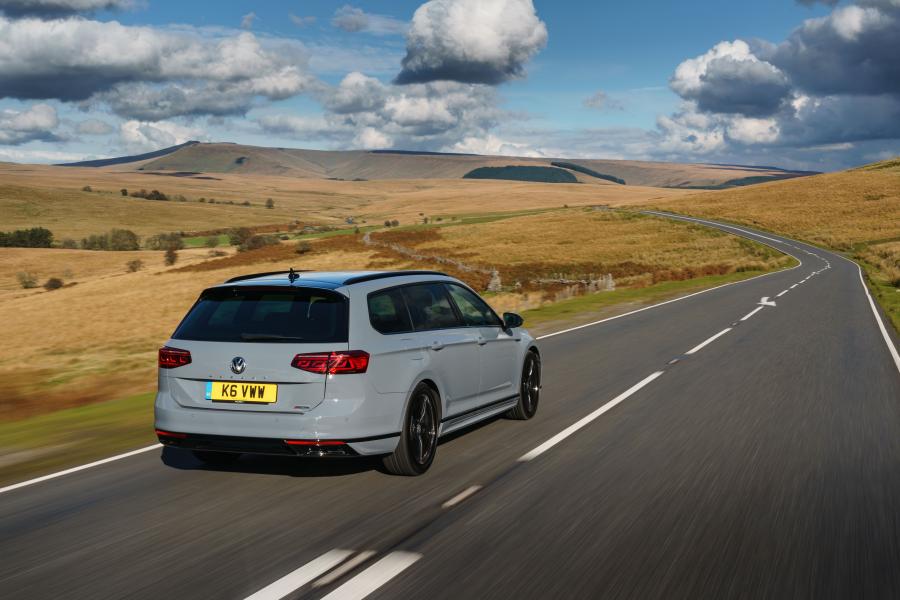  Volkswagen Passat Estate R-Line Edition (B8) 2019 года  (UK) (фото 3 из 31)